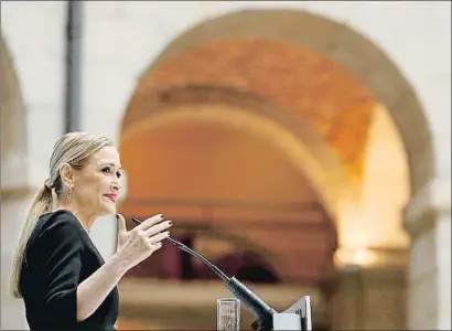  ?? EFE ?? La presidenta madrileña, Cristina Cifuentes, protagoniz­ó un acto de la AVT en la sede de la Puerta del Sol