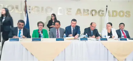  ??  ?? CONFERENCI­A. La Junta Proponente se reunió con diversos sectores de la sociedad civil para abordar el tema de una auditoría social.