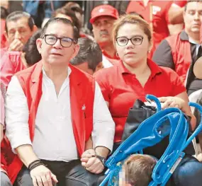  ??  ?? Acuerpados. La familia del secretario Chicas fue captada en la reciente celebració­n del FMLN. El partido criticó al alcalde por mezclar la política con el ámbito privado.