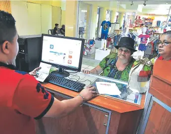  ?? FOTOS: SAMUEL ZELAYA ?? AVANCE. Muchos clientes ya hacen uso de la aplicación para solicitud de visa.