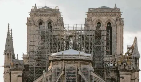  ?? Foto: Ludovik Marin, afp ?? Der Innenraum der Kathedrale Notre Dame in Paris wurde mit Planen vor der Witterung geschützt. Eine Holzkonstr­uktion (rechts im Bild) soll das Mauerwerk vor dem Einsturz bewahren. Die frühere Kölner Dombaumeis­terin Barbara Schock-Werner plädiert für eine gründliche Analyse der Schäden.
