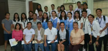  ?? CAPITOL PHOTO ?? GOVERNOR Alfredo Marañon Jr. (seated, 3rd from right) with the college and senior high school students who presented their research studies at Capitol, together with Engr. Marilyn Manuel of the Governor’s Office, Dr. Merie Ann Tolentino of the Provincial Veterinary Office, and NOSP head Karen Dinsay, among others.