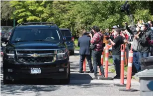  ?? JONATHAN HAYWARD THE CANADIAN PRESS ?? Members of the media photograph the vehicle carrying Meng Wanzhou, chief financial officer of Huawei, to B.C. Supreme Court in Vancouver on Wednesday. The court ruled against her.