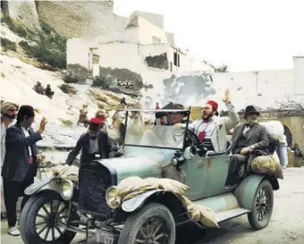  ?? ?? Un fotograma de Indiana Jones con el coche pasando debajo de la Alcazaba.