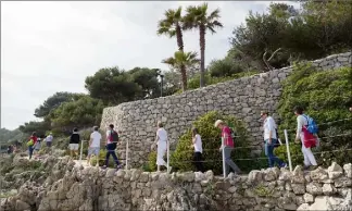  ??  ?? La balade nature sur le sentier du littoral, à la découverte des paysages et de la flore connaît un grand succès. (Photo archives Denis Fuentes)