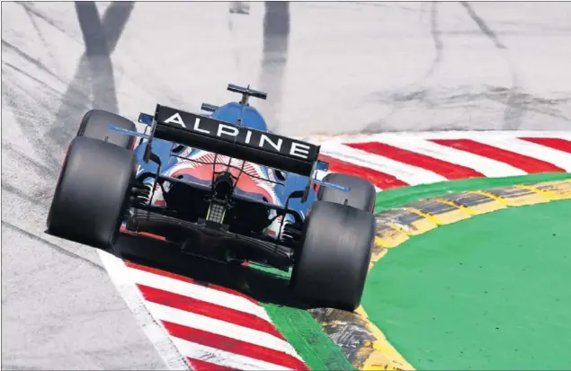  ??  ?? Fernando Alonso pilota el Alpine durante los entrenamie­ntos libres del GP de España, en el circuito de Barcelona, donde se recrudeció la polémica sobre los alerones traseros.