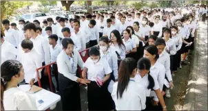  ?? HENG CHIVOAN ?? Candidates line up to take exams for the position of commune agricultur­e official.