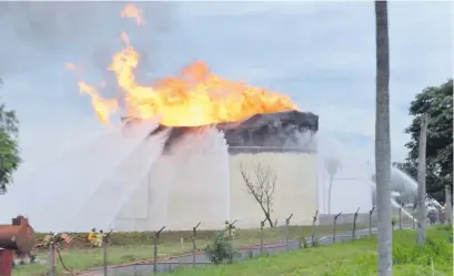  ?? ?? Uno de los tanques de combustibl­e de Petropar se incendió en enero de este año.