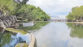  ??  ?? Two of Coron’s natural attraction­s are Mount Tapyas (top) and the Maquinit Hot Springs (above).