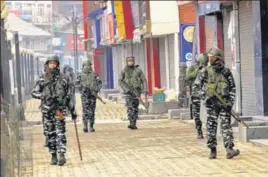  ?? WASEEM ANDRABI/ HT ?? ■
Paramilita­ry personnel patrol during a strike in Lal Chowk, Srinagar, on February 11.