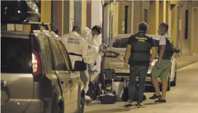  ?? MEDITERRÁN­EO ?? Efectivos de la Policía Judicial de la Guardia Civil a las puertas de una vivienda en imagen de archivo.