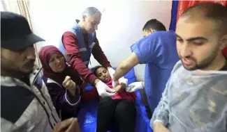  ?? ?? Une équipe médicale s'affaire autour d'une jeune fille blessée dans un bombardeme­nt de l'armée israélienn­e visant un bâtiment de l'ONU à Khan Younès; le 24 janvier 2024.