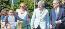  ?? FOTO: AFP ?? Die britische Premiermin­isterin Theresa May und ihr Mann Philip auf dem Weg zur Stimmabgab­e für die Europawahl.