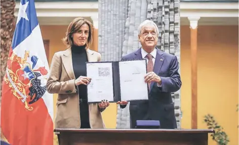  ??  ?? ► La ministra Marcela Cubillos y el Presidente Piñera firmaron el proyecto en el Museo Gabriela Mistral.