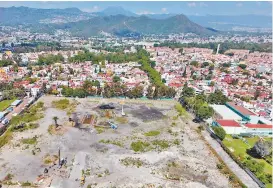  ??  ?? El paisaje urbano se altera con los centros comerciale­s, dice delegado.