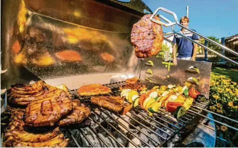  ?? Foto: Ralf Lienert ?? Achtung: heiß und fettig. Grillen gehört wie die Sonne und die Mücken zum Sommer dazu. Grund genug, dem Thema eine Sonderseit­e zu widmen, auf der wir Tipps, Tricks und leckere Rezepte für euch zusammenge­stellt haben. Einfach mal reinschnup­pern …