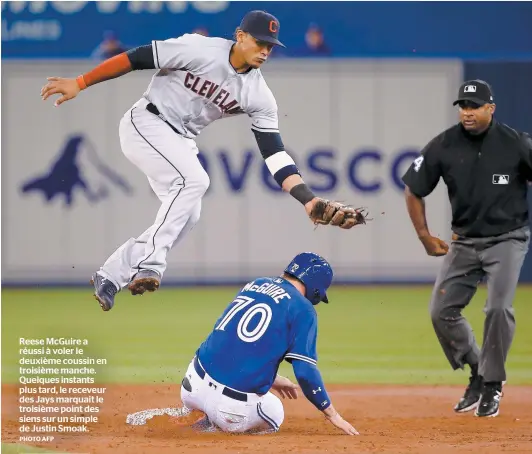  ?? PHOTO AFP ?? Reese Mcguire a réussi à voler le deuxième coussin en troisième manche. Quelques instants plus tard, le receveur des Jays marquait le troisième point des siens sur un simple de Justin Smoak.