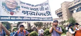  ?? PIC/MPOST ?? School children during the funeral procession of Atal Bihari Vajpayee on Friday