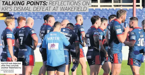  ?? STEPHEN GAUNT/ NEWS IMAGES ?? Hull KR look dejected after they concede another Wakefield try