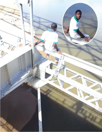  ??  ?? Muzvive (inset) holds on to the outside railing of the Birchenoug­h Bridge threatenin­g to jump to his death