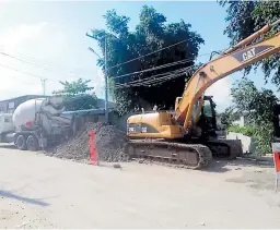  ??  ?? TRABAJO. La compañía Sedeco construye el proyecto financiado por la alcaldía municipal.