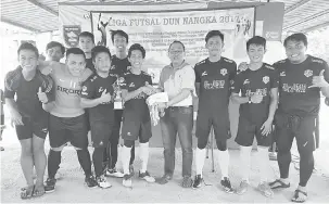  ??  ?? TAHNIAH: Jimmy (empat kanan) mewakili Dr Annuar menyampaik­an hadiah kepada juara Kejohanan Liga Futsal DUN Nangka 2017 bagi kategori terbuka, Star Manok.