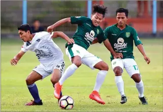  ?? ANGGER BONDAN/JAWA POS ?? TERUS BERBENAH: Gelandang Persebaya Ridwan Awaluddin berebut bola dengan Agung Alit dari PS Badung dalam laga uji coba di Stadion Gelora Samudra, Badung, kemarin.