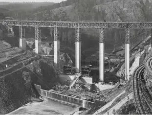  ?? Foto: Archiv Vattenfall ?? Das Grundgerüs­t für die Bleilochta­lsperre steht. Im Vordergrun­d ist die Vorsperre zu sehen, die die Saale umleitet und so die Baustelle trocken hält.