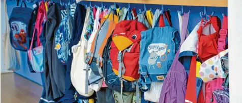  ?? Symbolfoto: Ida König ?? Die Garderobe ist randvoll: Die Marktgemei­nde Mering hat erneut einen Engpass in der Kinderbetr­euung und sucht neue Standorte.