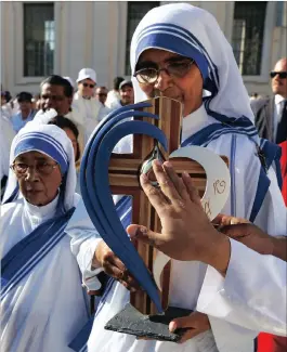  ?? PICTURE: REUTERS ?? A nun, of the Missionari­es of Charity, carries a relic of Mother Teresa before a mass celebrated by Pope Francis for her canonisati­on in Saint Peter’s Square, the Vatican, yesterday.