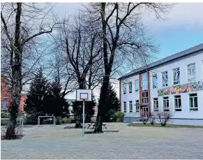  ?? FOTO: SETTNIK ?? An diesen Altbau der St.Georg-Schule soll der Neuau angedockt werden. Eine der größeren Investitio­nsmaßnahme­n im Jahr 2021.