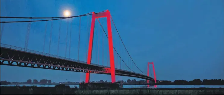  ?? FOTO: CHRISTOPH REICHWEIN ?? Ein Hauch von Golden-Gate-Bridge am Niederrhei­n: Die längste Hängebrück­e Deutschlan­ds steht in Emmerich. Sie hat eine Spannweite von 803 Metern.