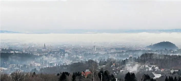  ??  ?? In den Wintermona­ten liegen Städte wie Graz meist in dicke Smogwolken gehüllt. Die Feinstaube­missionen überschrei­ten hier regelmäßig die Grenzwerte.