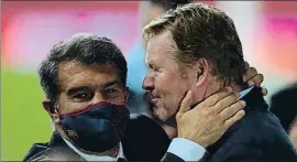  ?? CRISTINA QUICLER / AFP ?? Joan Laporta felicita cariñosame­nte a Ronald Koeman