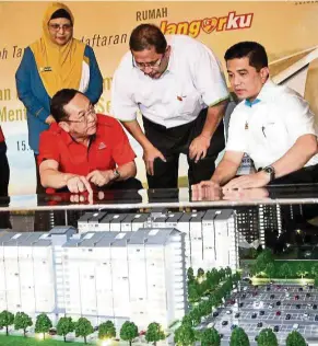  ??  ?? Mentri Besar Selangor Datuk Seri Azmin Ali (right) at Mah Sing’s inaugural Rumah Selangorku project groundbrea­king ceremony at M Residence 2@Rawang, Jalan Tasik Puteri, Rawang, in May last year.