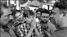  ?? HT PHOTO ?? Dr Kishore Chandra Das (in checked shirt) salutes townsfolk before leaving Tentulikhu­nti on Sunday.