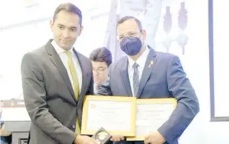  ?? ORACIO CHÁVEZ ?? El reportero
Ricardo Holguín recibe reconocimi­entos del alcalde Marco Bonilla