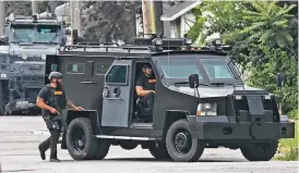  ?? BILL LACKEY / STAFF ?? Members of the Springfiel­d Police Division and other law enforcemen­t agencies surround a house at the intersecti­on of South Lowry Avenue and Fair Street on Monday. The police fired tear gas into the residence and demanded that a man inside come out with his hands up.