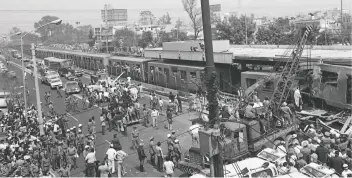  ??  ?? Aspecto del accidente del Metro aquel 20 de octubre de 1975, donde perdieron la vida 31 personas. En la imagen una grúa realiza maniobras para separar los vagones que colisionar­on por culpa del conductor, según las investigac­iones finales.