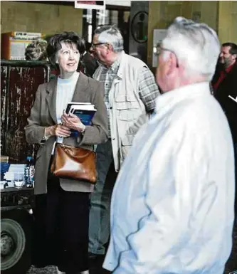  ?? Foto: Collection CNL / LW-Archiv ?? Margret Steckel verteilte zum Welttag des Buches 2003 „E Buch am Zuch“am städtische­n Hauptbahnh­of.