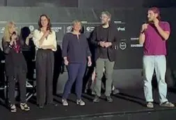  ?? ?? Dori Ghezzi, Valentina Bellè, Francesca Serafini , Giordano Meacci e Luca Marinelli