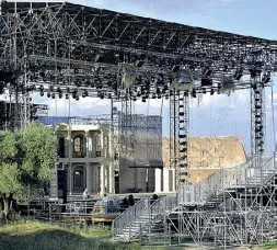  ?? (foto Lapresse) ?? Orrore Il contestato palco al Palatino per Divo Nerone-Opera Rock