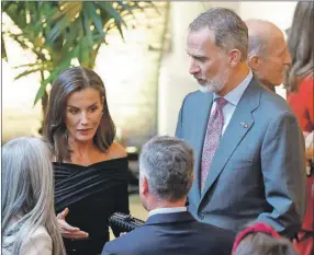  ?? ?? La despedida oficial a Felipe de Borbón y Letizia Ortiz Rocasolano en el Pabellón de Estado de la Terminal T-4 del Aeropuerto Adolfo Suárez Madrid-Barajas, antes de partir a Holanda
Dos momentos de la reunión de los reyes de España con extrapatri­ados de ese país en Holanda, ayer: a la izquierda, Felipe de Borbón y Letizia Ortiz Rocasolano conversan con invitados y, debajo, a su llegada a la velada, para la cual la soberana apostó por una falda de satén metalizada con top negro de escote Bardot, cinturón ancho de piel y pendientes de diamantes