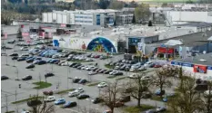  ??  ?? Der Gersthofer Hery-Park lockt Kunden aus der ganzen Region an. Im Stadtzentr­um ist allerdings das Einzelhand­elsangebot noch ausbaufähi­g. Archivfoto: Marcus Merk