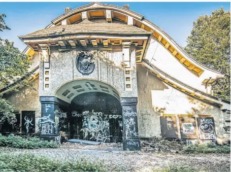  ?? FOTO: FOTOFREUND­E KREFELD ?? Das historisch­e Klärwerk in Uerdingen wurde 1908/09 vom Architekte­n Georg Bruggaier erbaut. Die Anlage war bis 1962 in Betrieb.