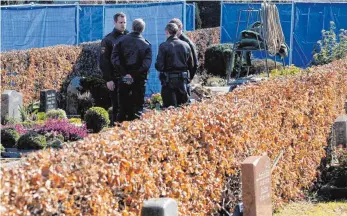 ?? FOTO: DPA ?? In einer beispiello­sen Ermittlung­saktion haben die Ermittler über 100 Leichen von Patienten exhumiert, wie etwa hier im Bild auf dem Friedhof im niedersäch­sischen Ganderkese­e in der Nähe von Bremen.