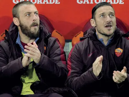  ??  ?? «Fratelli di campo» Il capitano gialloross­o Daniele De Rossi, 35 anni, a sinistra, assieme a Francesco Totti, 42