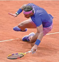  ?? EUROPA PRESS ?? Rafa Nadal, en el momento de su caída durante el choque ante Zverev