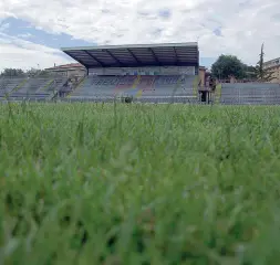  ??  ?? In degrado Lo stadio Omobono Tenni. Si era anche ipotizzato l’abbattimen­to