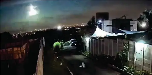  ?? CORTESÍA ?? Un meteoro fue avistado la noche del martes, desde diversas regiones del país, como La Sabana, Santo Domingo de Heredia y Guanacaste. Muchos usuarios compartier­on en redes sociales las imágenes captadas.